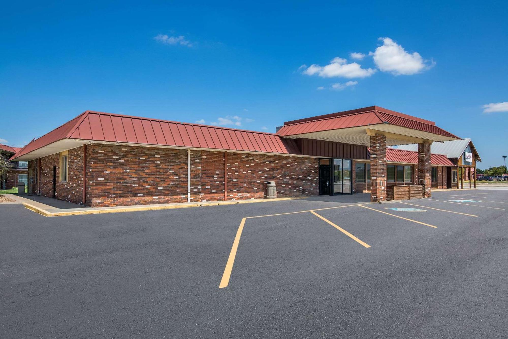 Rodeway Inn McPherson Exterior photo
