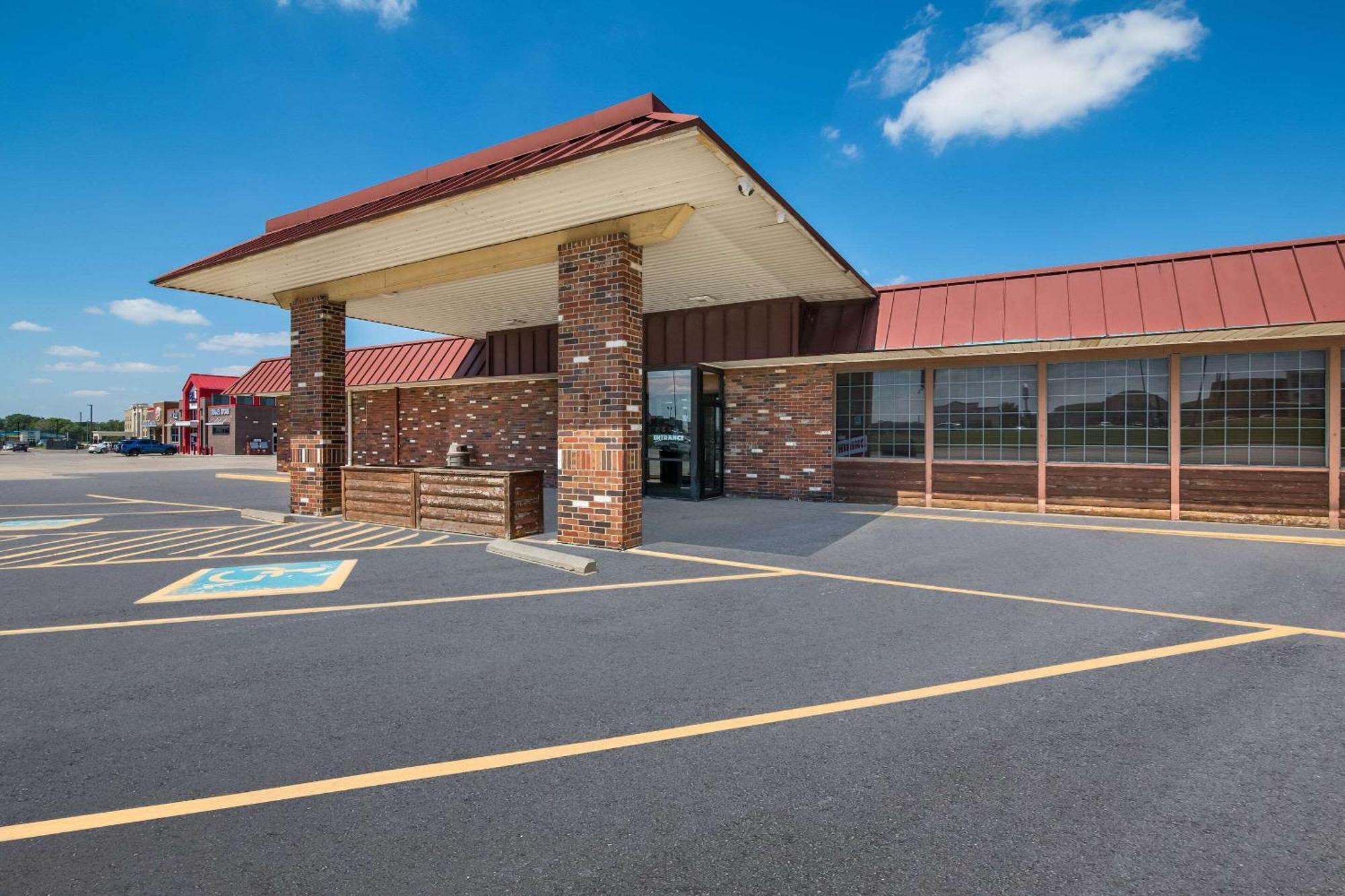 Rodeway Inn McPherson Exterior photo