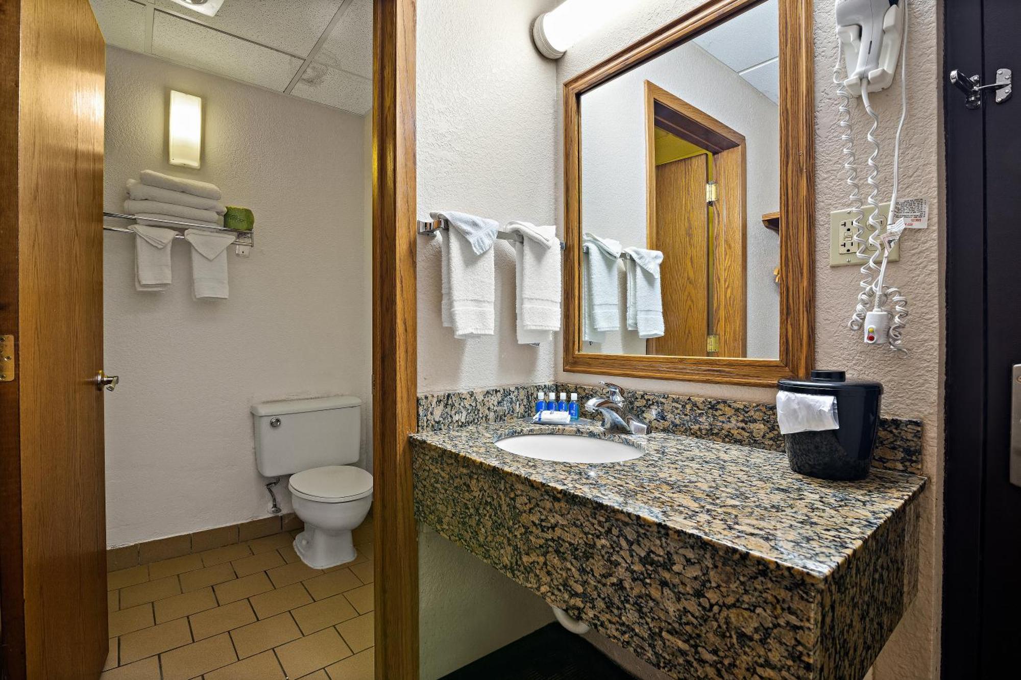 Rodeway Inn McPherson Room photo