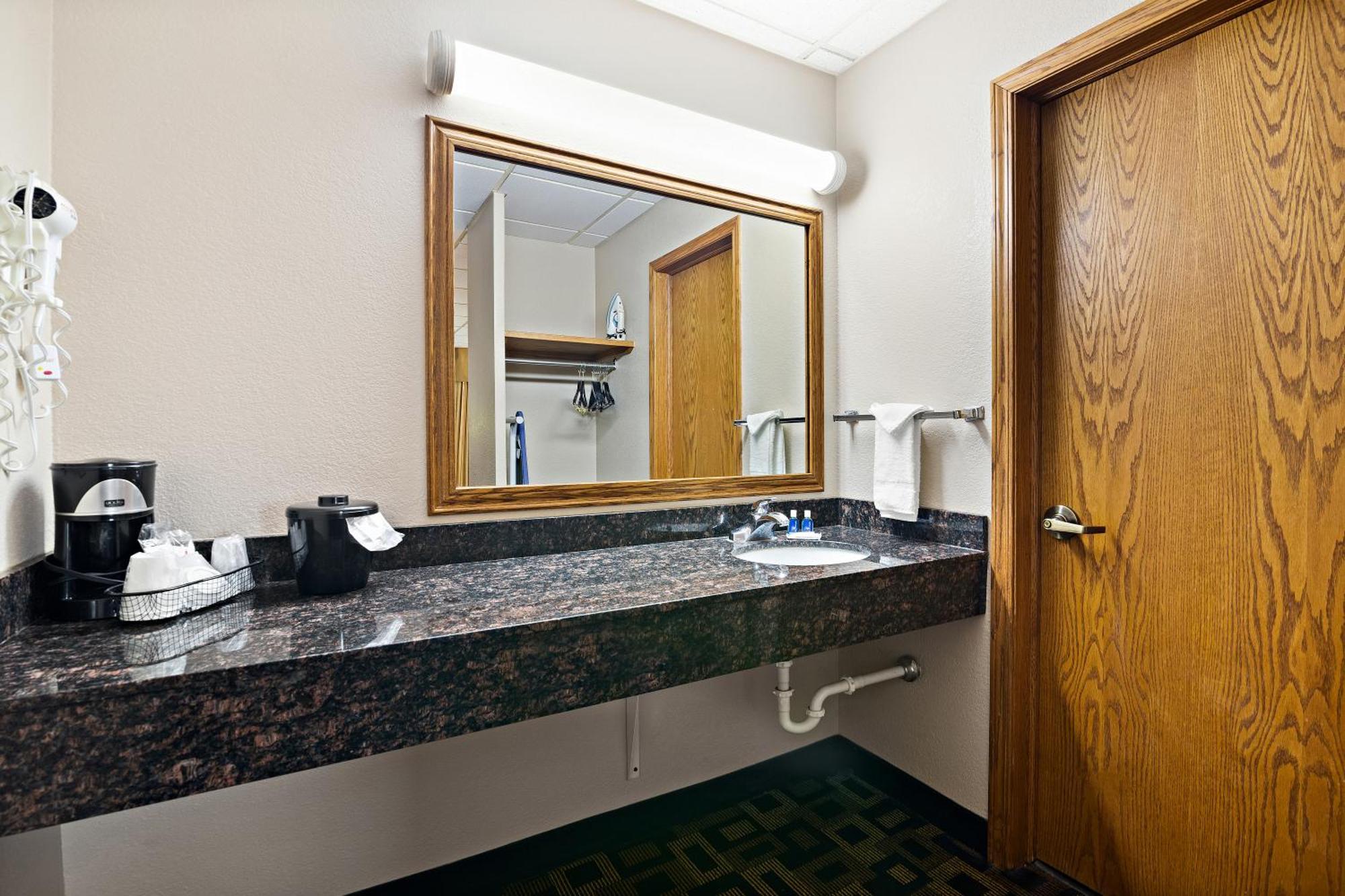 Rodeway Inn McPherson Room photo