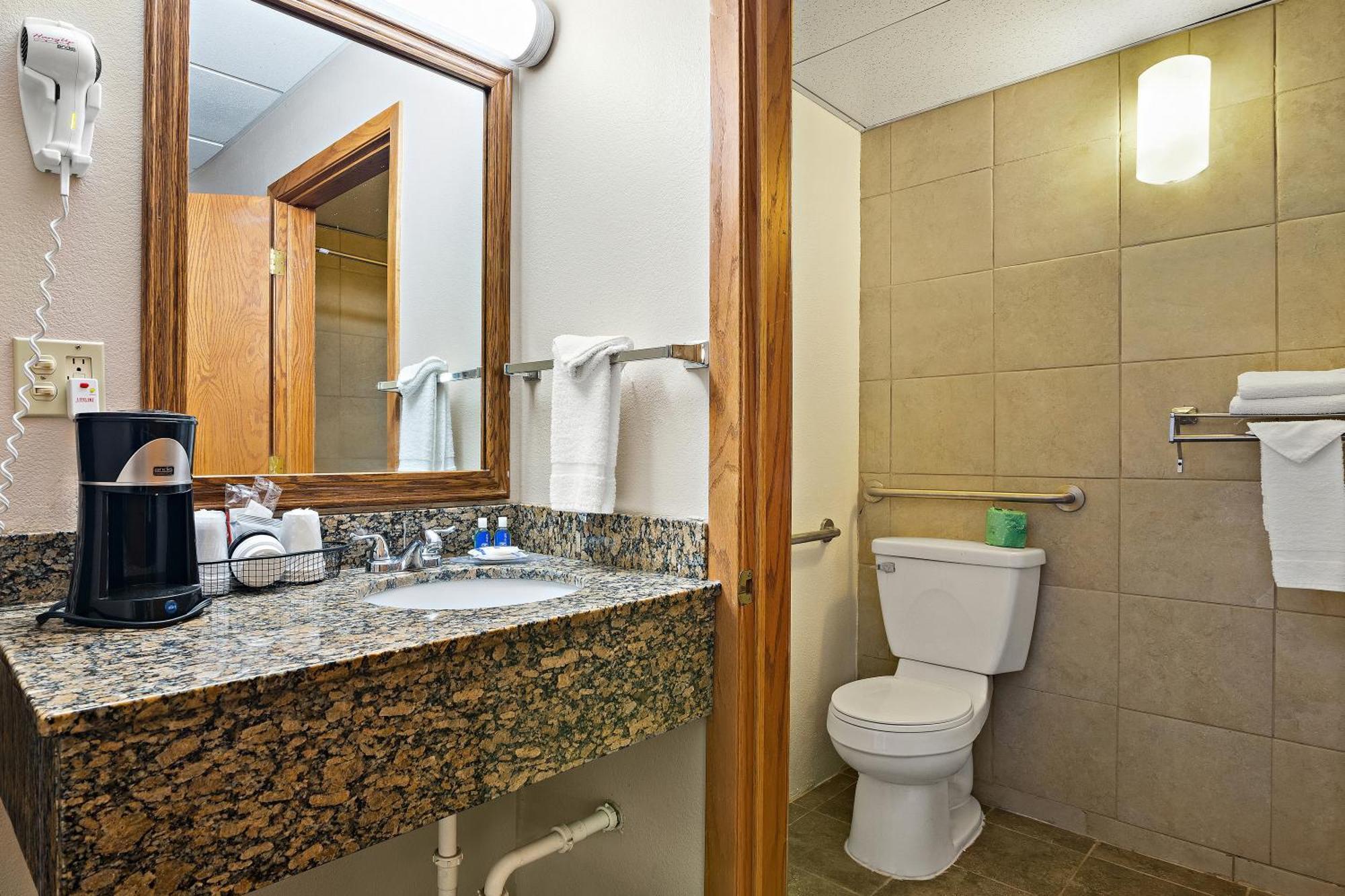 Rodeway Inn McPherson Room photo