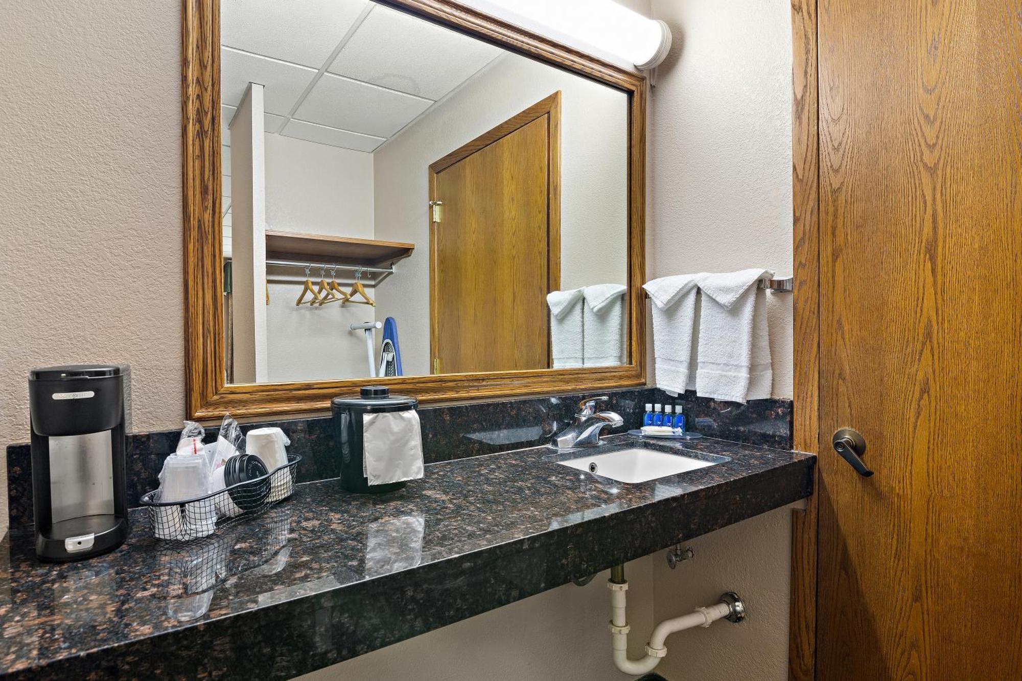 Rodeway Inn McPherson Room photo