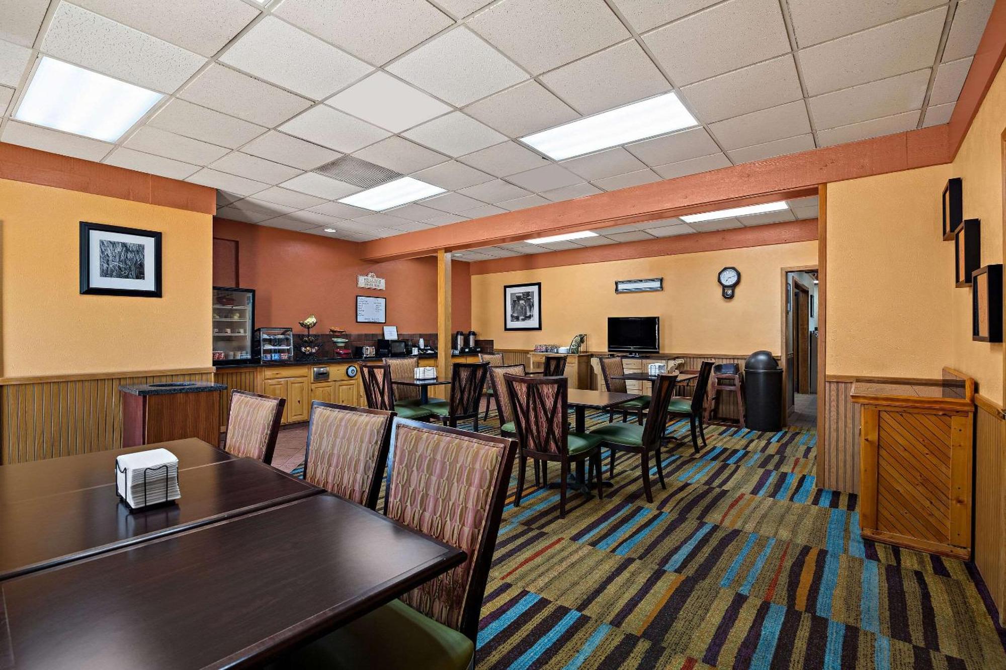 Rodeway Inn McPherson Exterior photo