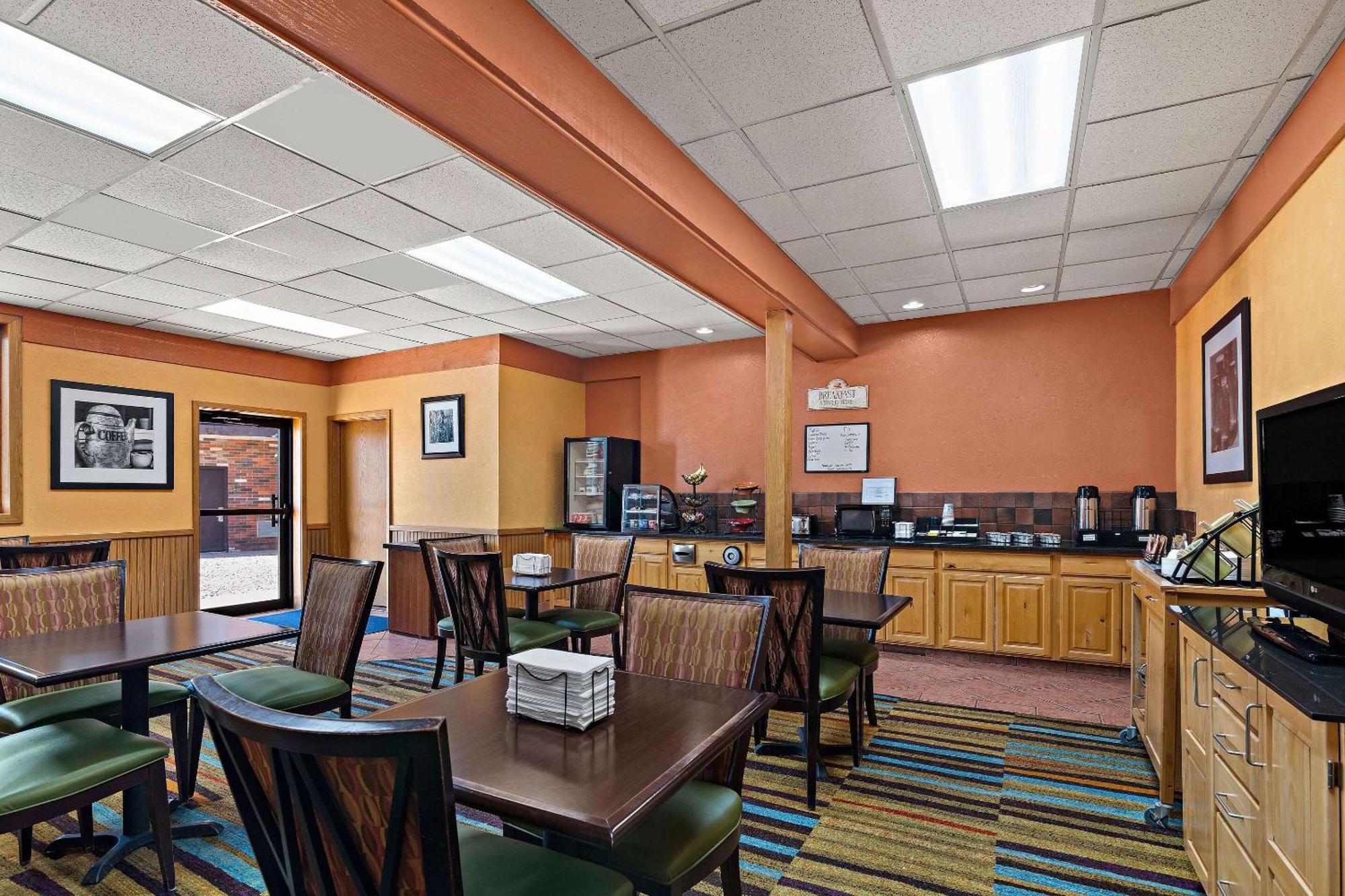 Rodeway Inn McPherson Exterior photo